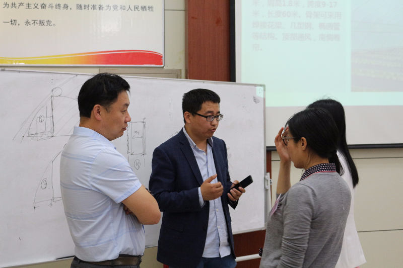 在課堂休息時(shí)，學(xué)員請(qǐng)教賈少華老師溫室的選擇與建造的知識(shí)
